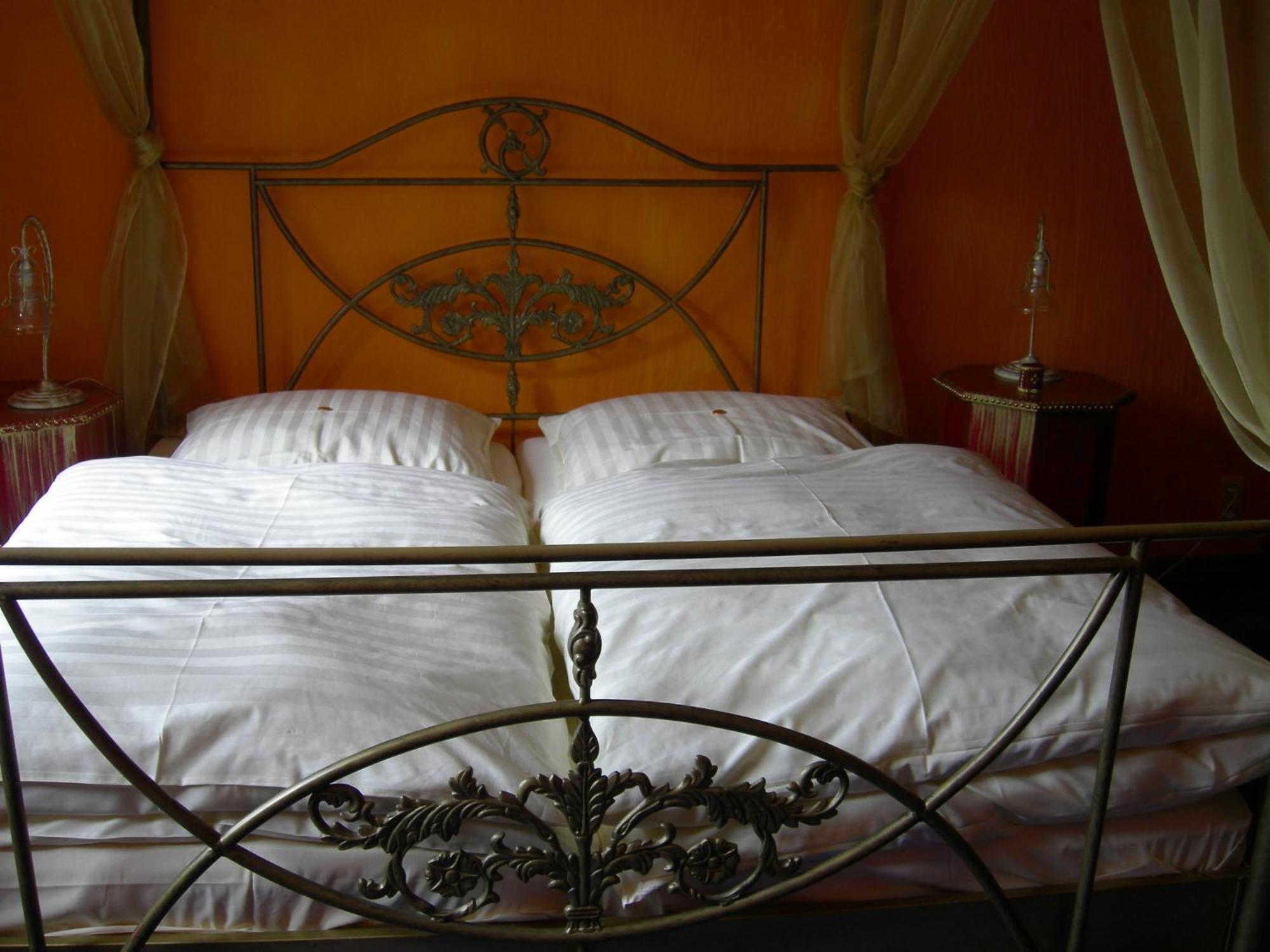 Hotel Goldflair Am Rathaus Корбах Екстериор снимка
